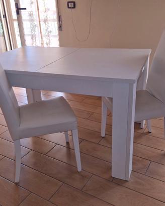 Tavolo con sedie n.u.o.v.a