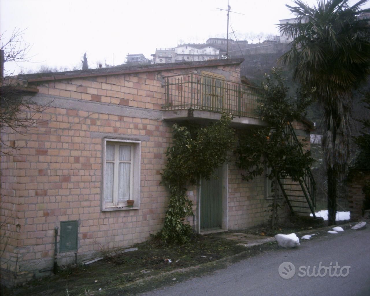 Rustino con piccolo terreno - Vista 2