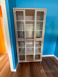Vetrina / libreria con ante in vetro – 104×210 cm