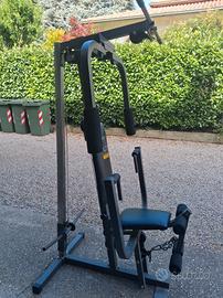 palestra con pesi e panca piana