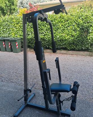palestra con pesi e panca piana