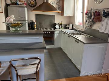 Cucina con piccola penisola