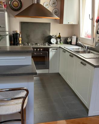 Cucina con piccola penisola