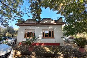 Casa unifamiliare con terreno 3000 mq ca