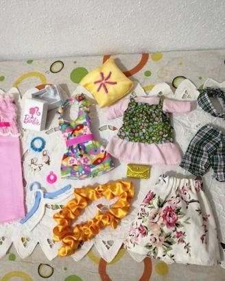 Lotto 16 accessori e abiti per Barbie