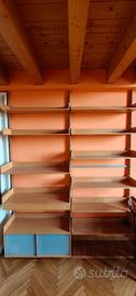Libreria da parete con binari e scaffali regolabil
