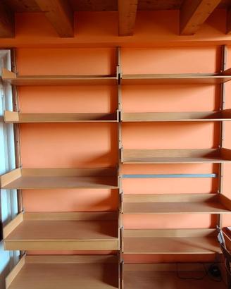Libreria da parete con binari e scaffali regolabil