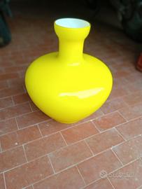 vaso in vetro giallo incamiciato