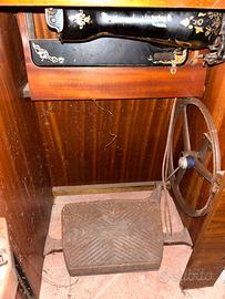 Mobiletto con macchina da cucire Singer