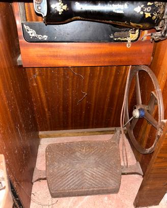 Mobiletto con macchina da cucire Singer