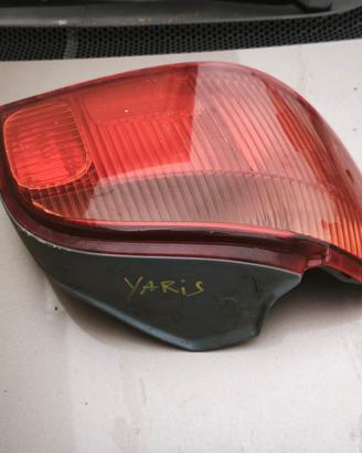 fanale posteriore Yaris 2004 sx
