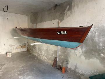 Barca in legno d'epoca con remi e motore