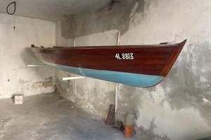 Barca in legno d'epoca con remi e motore