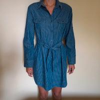 Abito a righe bianco e blu con cintura