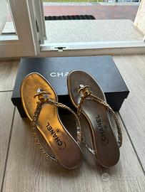 Infradito CHANEL in pelle Argento con logo Gold