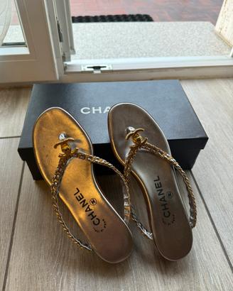 Infradito CHANEL in pelle Argento con logo Gold