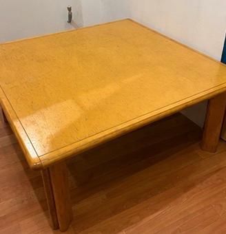 Tavolo in legno massiccio vintage robusto