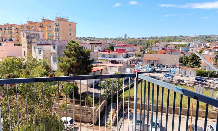 Via E. Scaglione 4 vani adiacenze Metro Chiaiano