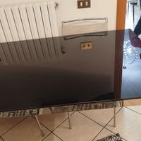 tavolo in vetro scuro in alluminio 