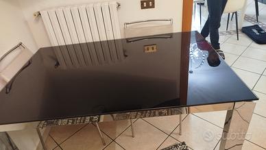 tavolo in vetro scuro in alluminio 