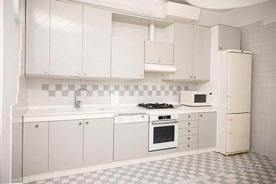 CUCINA COMPLETA IN LEGNO CON ELETTRODOMESTICI