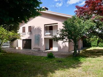 PROPRIETà BIFAMILIARE: spazi generosi e ingress...