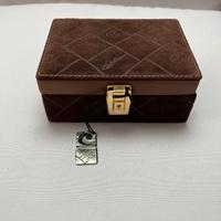 Paolo Cane porta gioielli in pelle scamosciata mar