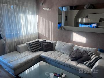 Divano in pelle bianco angolare