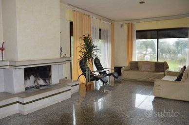 Villa di 121 m² con più di 5 locali a Lucca