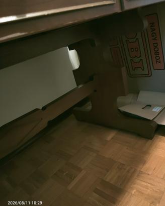 scrivania in legno 