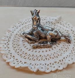 Statuina cavallo accucciato