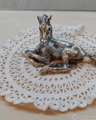 Statuina cavallo accucciato