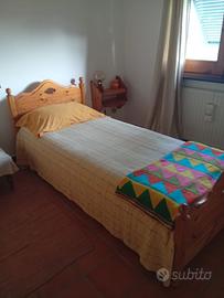 Letti singoli in pino + comodini e scrivania
