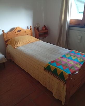 Letti singoli in pino + comodini e scrivania