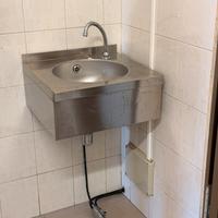 Lavandino in acciaio inox con rubinetto e pedale