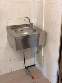 Lavandino in acciaio inox con rubinetto e pedale