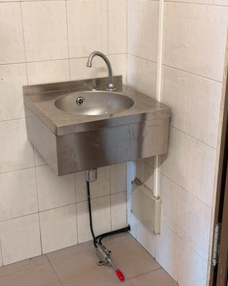 Lavandino in acciaio inox con rubinetto e pedale
