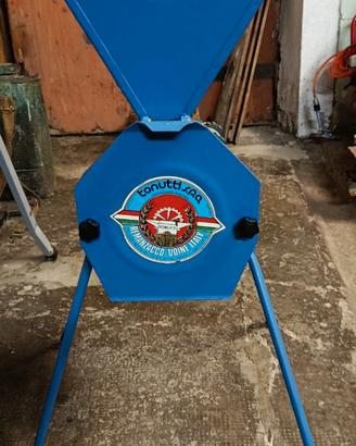 Mini molino Tonutti spa per tritare mais