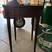 tavolo rotondo con topper in marmo