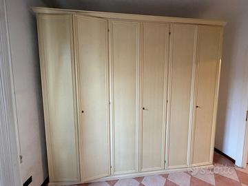 Armadio in stile classico a 6 ante