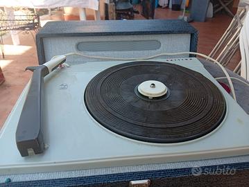fonovaligia o un giradischi portatile vintage