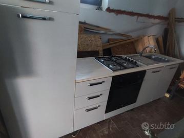 cucina completa con elettrodomestici