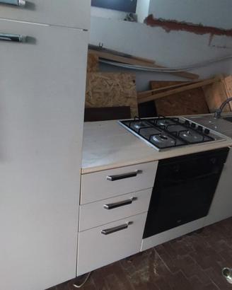 cucina completa con elettrodomestici