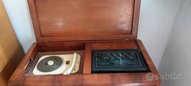 Mobile bar giradischi e radio vintage
