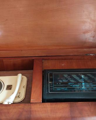 Mobile bar giradischi e radio vintage