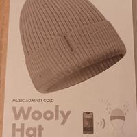 Cappellino con cuffie incorporate