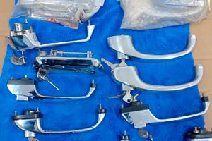 Stok di 12 maniglie nuove per auto d epoca