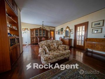 AMPIO APPARTAMENTO CON TERRAZZO PANORAMICO E BOX A