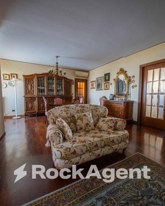 AMPIO APPARTAMENTO CON TERRAZZO PANORAMICO E BOX A