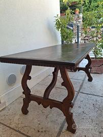 Tavolo in legno stile antico con gambe sagomate e 
